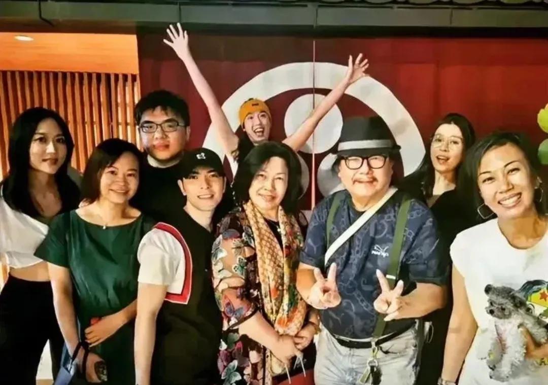无意间刷到的一张合照
这是萧敬腾的家人吗
有人说林有慧和她婆婆长得挺像
不是一家