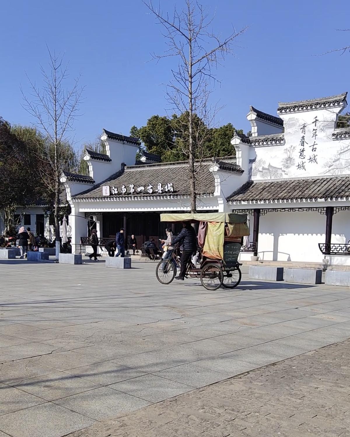 随着城市越来越大，好多商业广场和景区，一两年都未必能够逛一次。昨天跟老婆去亲戚家