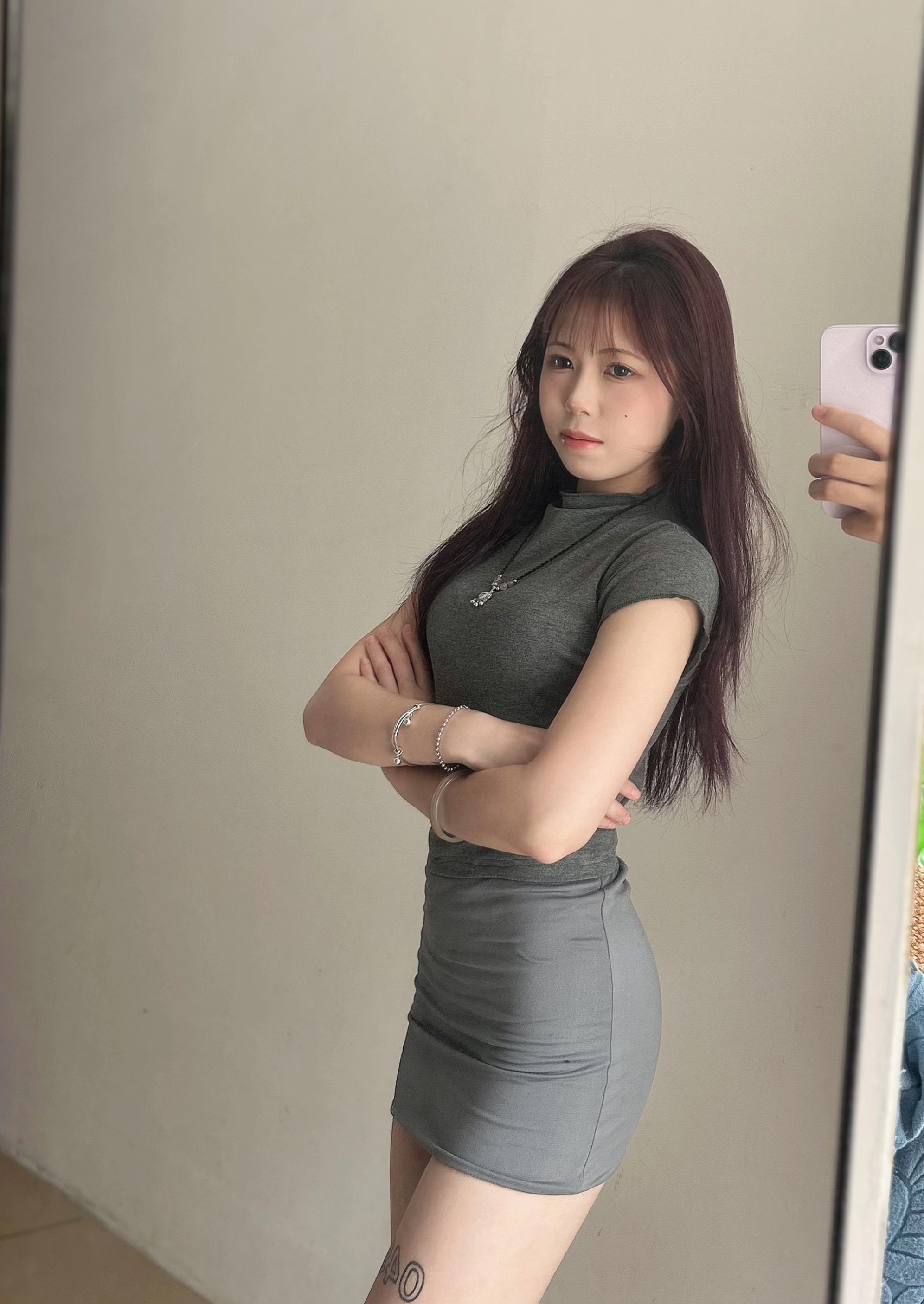 人总是执着第一眼喜欢上的人或物 此后遇见的都是莞莞类卿