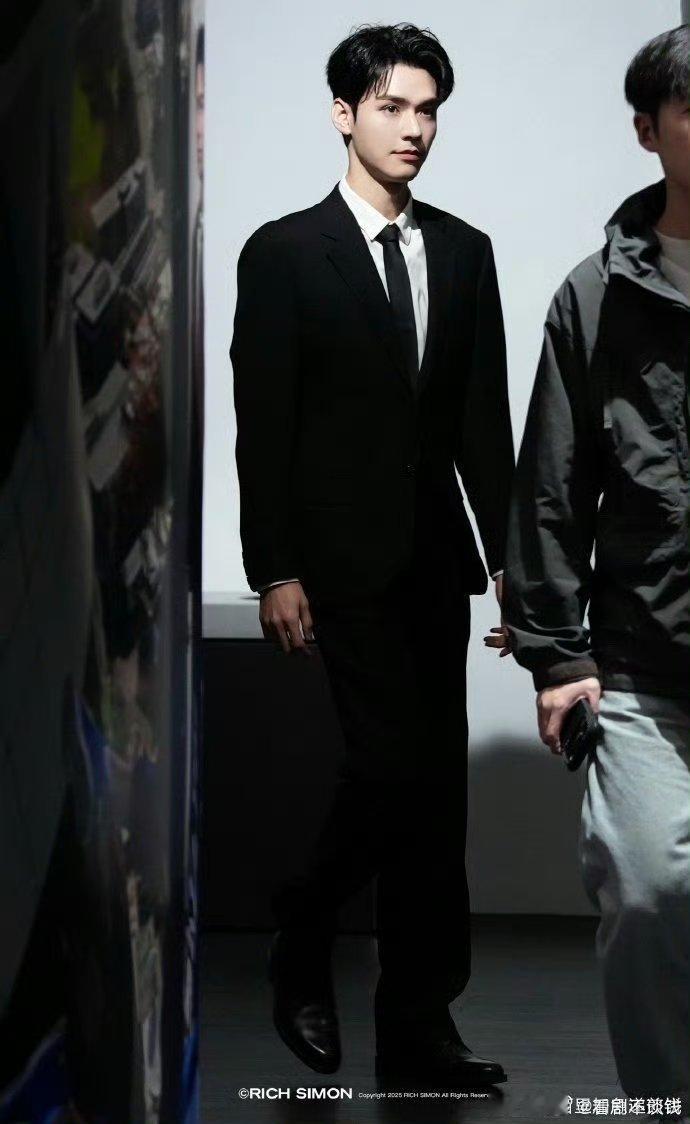 龚俊今天录制地球超新鲜黑西装路透，帅啊 