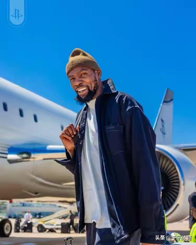 火箭前往芝加哥，杜兰特打扮依然朴素真像谢泼德阿门跟班
火箭队官方发布了一组球员登