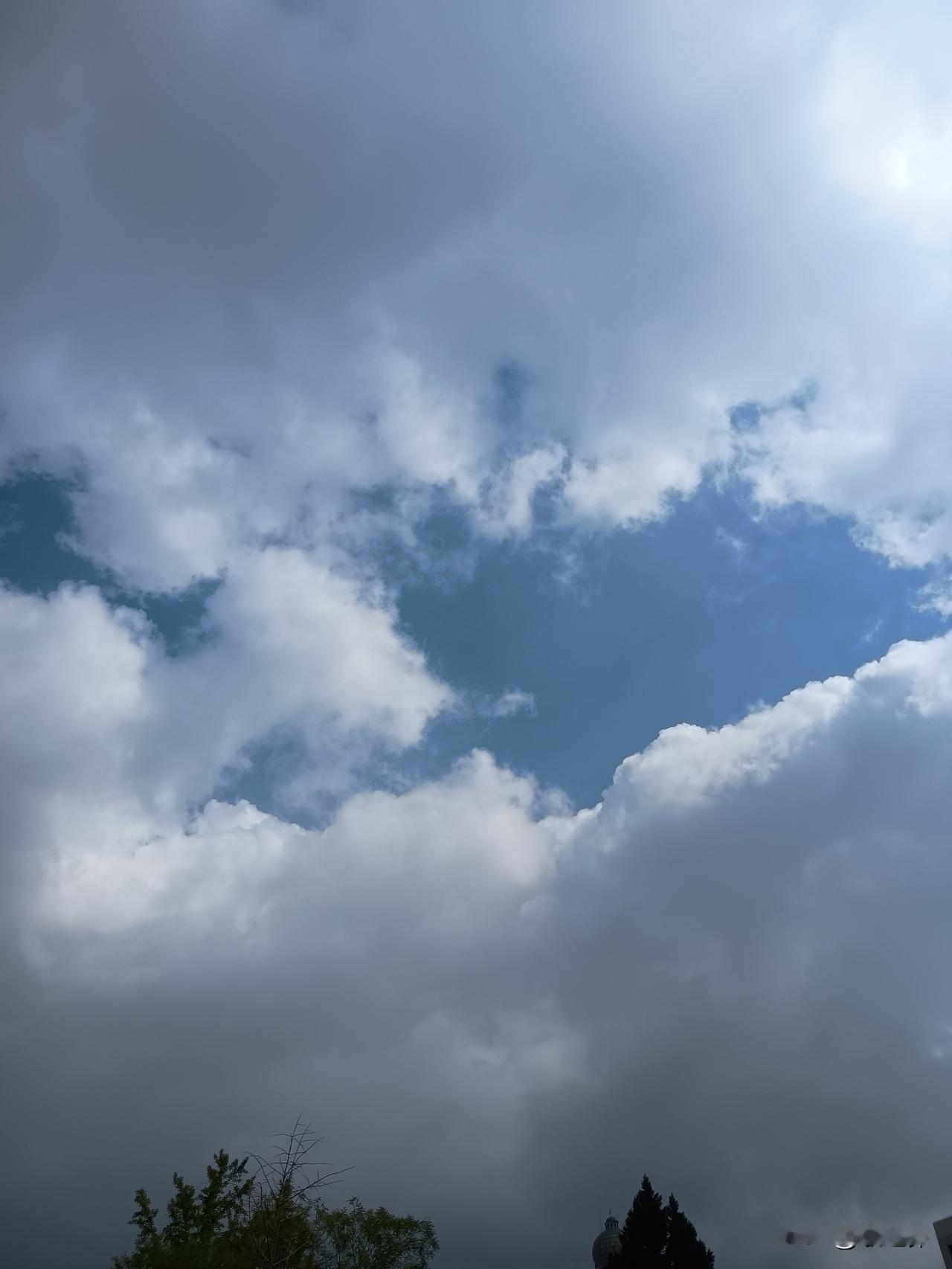 昨日，天空之城——
昨儿，上午十时许外出采风，忽然发现天空变幻莫测，一层乌云密布