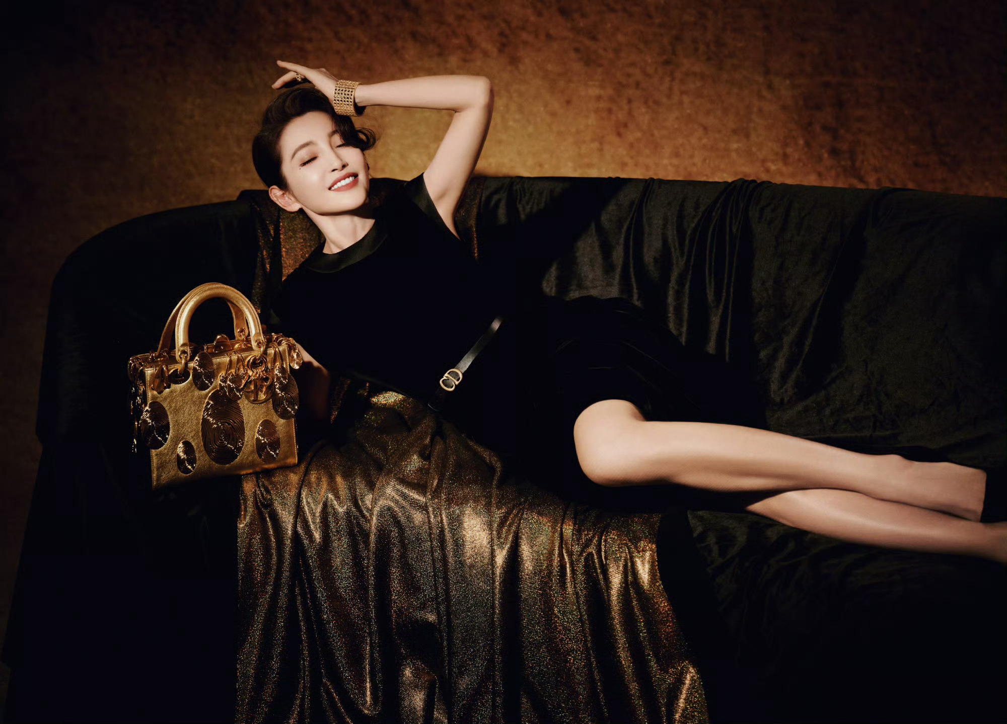 从哭泣到纪梵希，你冰每次奢牌合约结束之后都能光速回归迪奥阵营。冰：这就是老娘的底