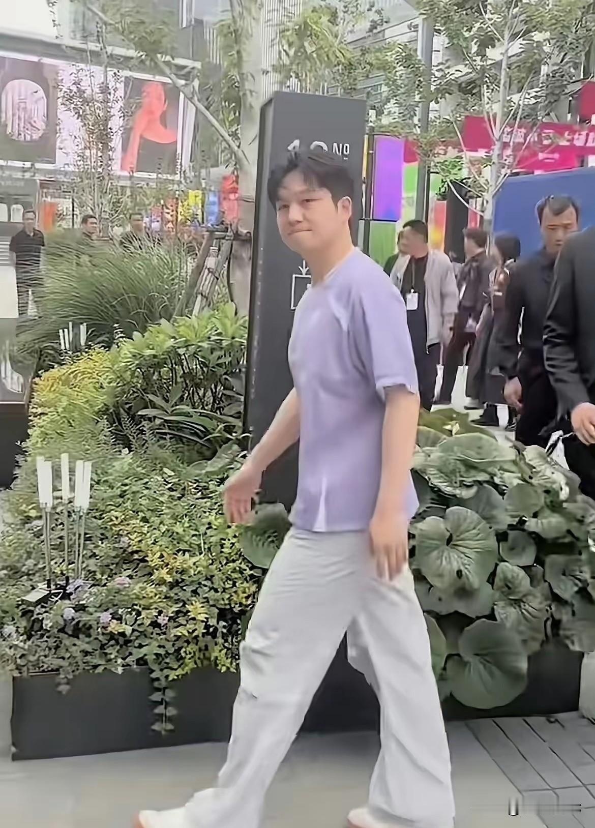 樊振东回国了，看着似乎瘦了些，这次活动并没有公开，参加上海安踏品牌线下活动，粉丝