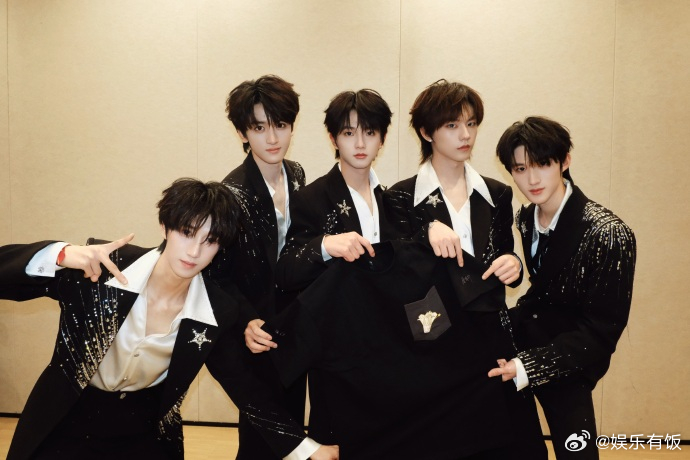 TFING晒黄东萍送的礼物 晒出微博之夜抽礼物环节抽到的的礼物，“我们会在这份礼