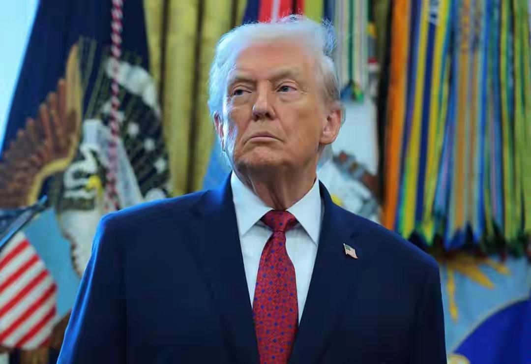 别被带偏了！美国怕的从来不是中国变强
 
当中国的高铁织成网，当中国的大飞机冲上