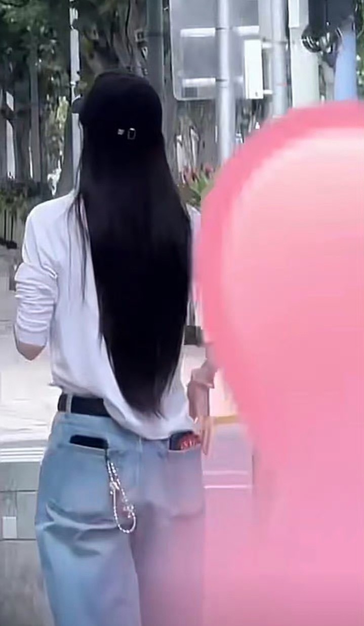 Angelababy出门三个手机起步谁懂啊，Angelababy出门三个手机起步