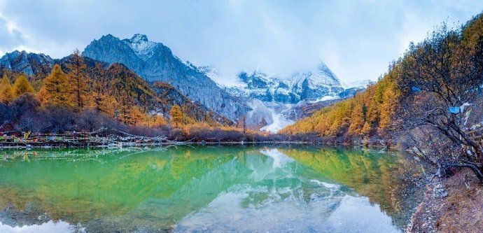 川西的秋天，这里有山有湖有雪山，有草原有彩林，有最美的秋天。 ​​​​
