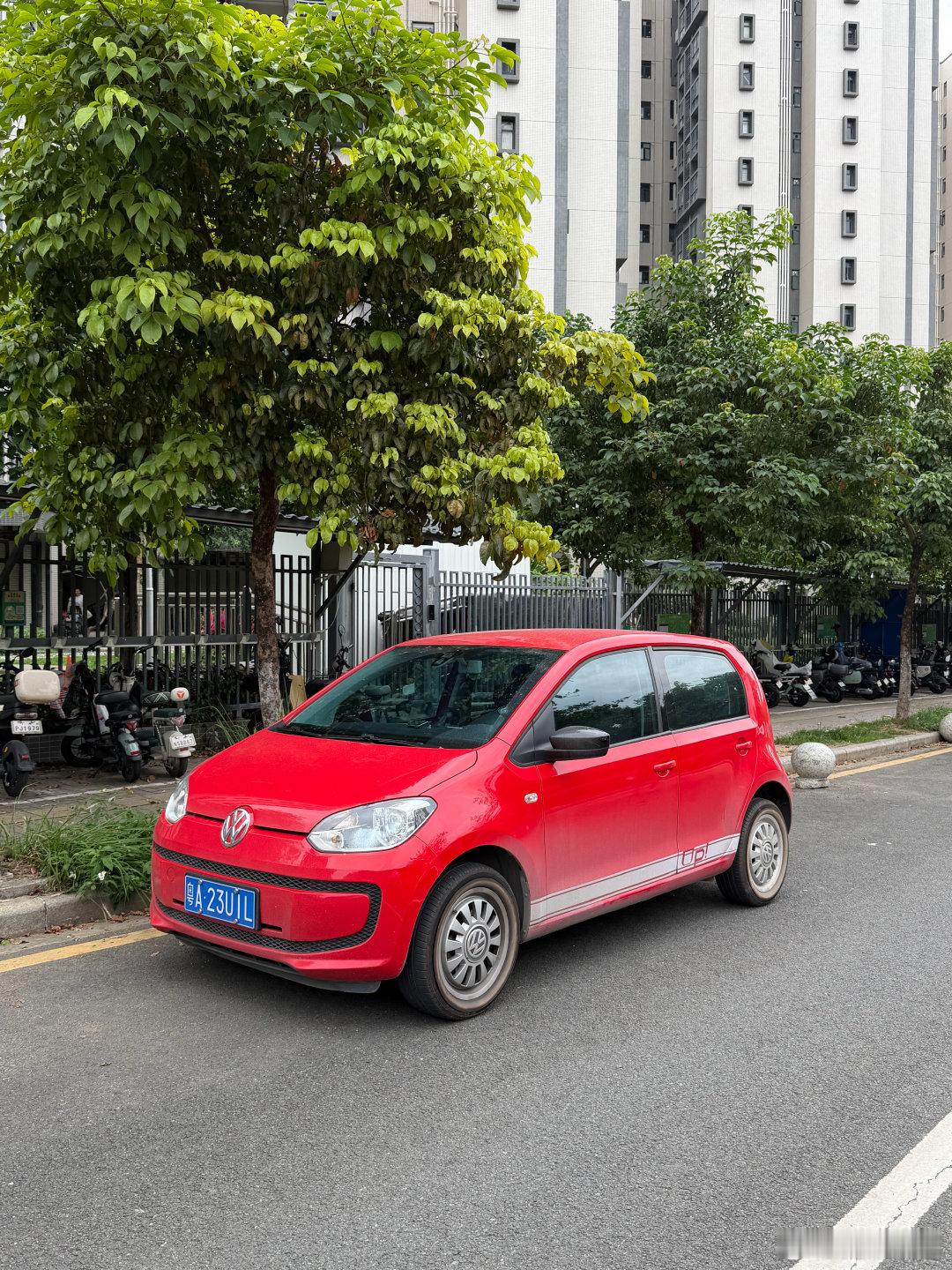 朋友买了台大众up!，进行了一番体验，挺有意思的小车。门板裸露的油漆，挡杆周围裸