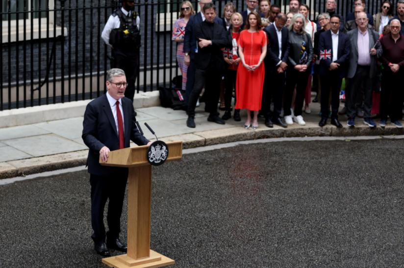 这是一场发生在美英这对“特殊关系”盟友之间，公开且激烈的内讧。英国首相斯塔默直接