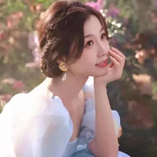 优雅如花，恬静如水，她宛若画中仙子。温婉大方的美女 温婉高级 温婉出众 温婉娴雅