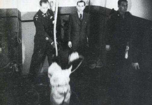 绞刑为何是最可怕的刑罚？1948年，东条英机在绞架上整整挣扎十余分钟，咽气时他被