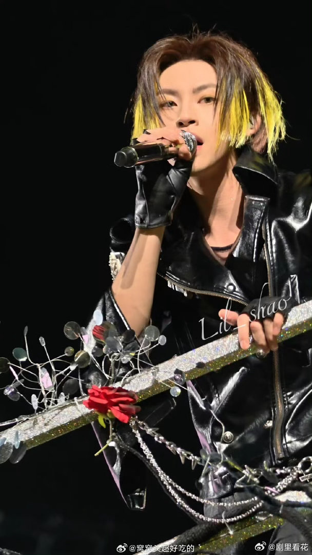 小鬼出道八周年直播 八年时光淬炼出更耀眼的他！直播里对粉丝的每句回应都藏着温柔，