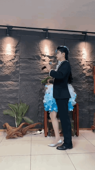 这老六把古人都难住了，有诗为证：俩兔傍地走，安能辨我是雌雄？