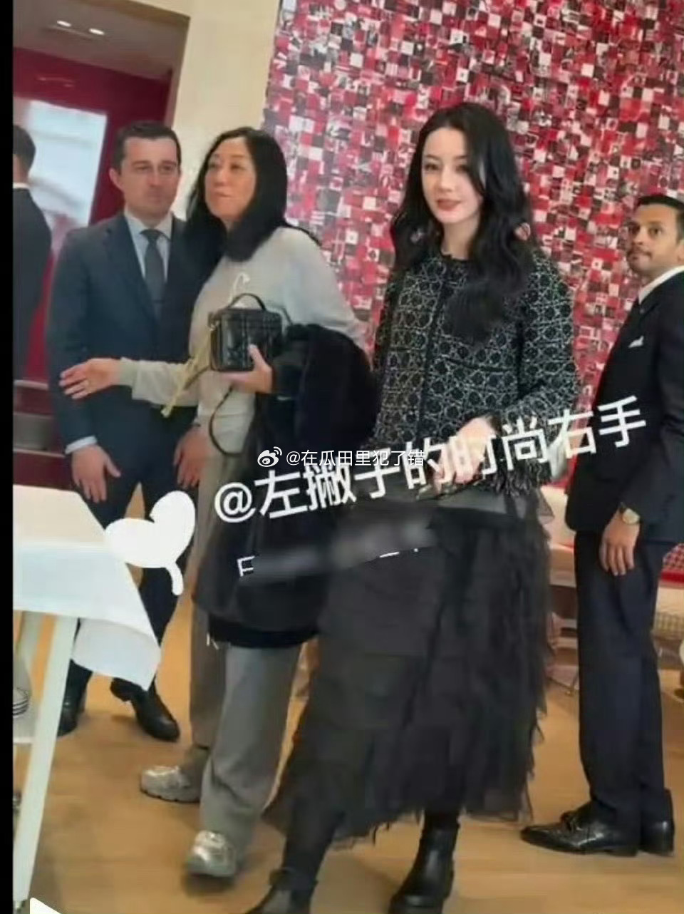路人镜头下迪丽热巴时装周生图，看起来怎么样 ​​​