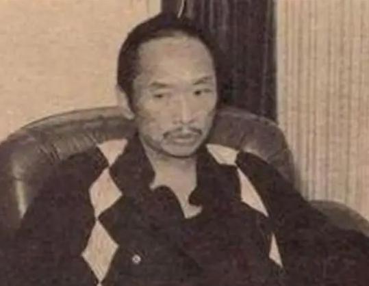 1985年古龙离世下葬，亲友为他陪葬48瓶XO酒，好友蔡澜见状提出顾虑，担心盗墓