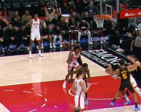 火箭打停老鹰唯一原因，小史密斯苏醒！
北京时间1月30日，火箭与老鹰的比赛来到第