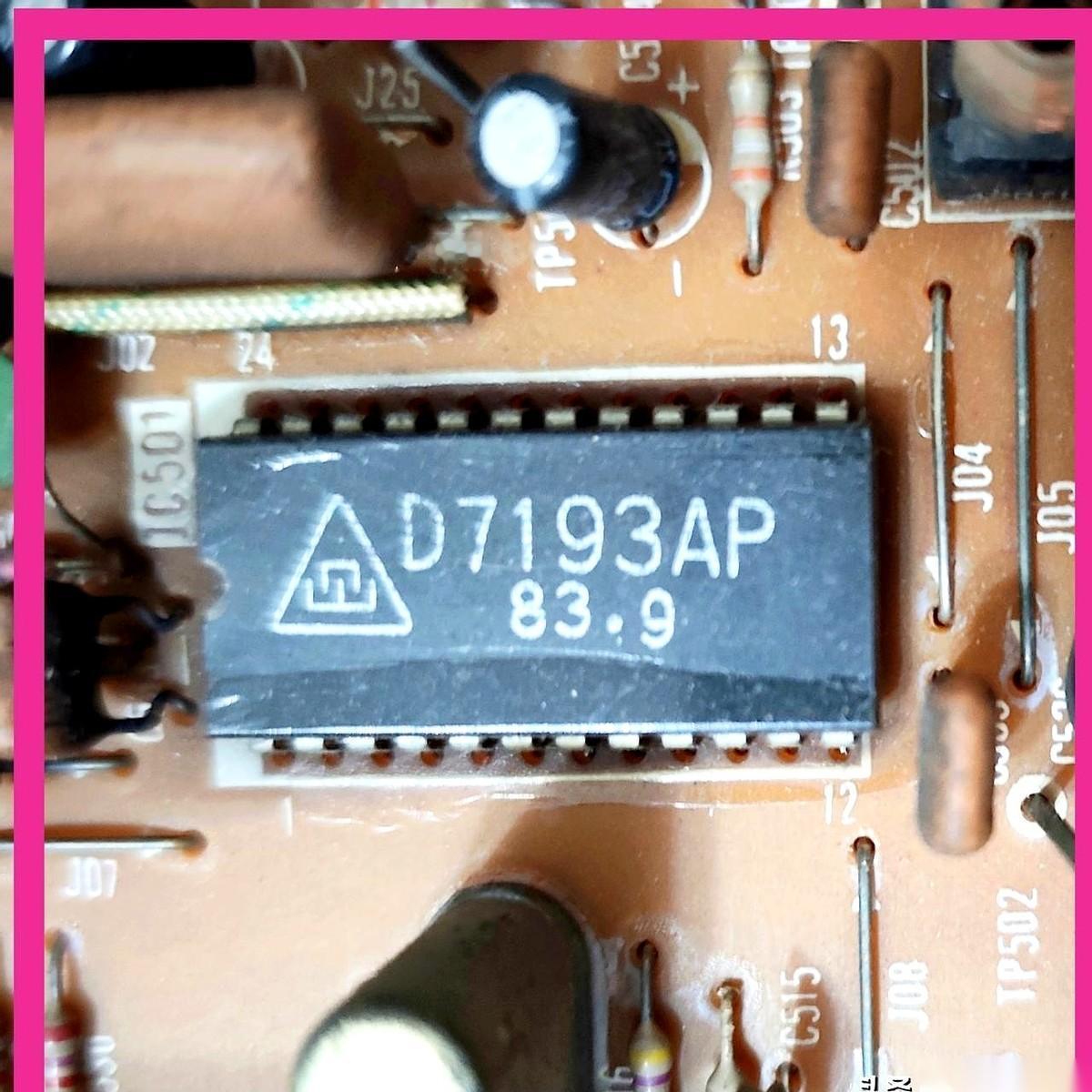 烙铁头往松香里猛地一戳，滋啦一声。
对着老彩电上那块集成块的引脚怼上去，焊锡刚一