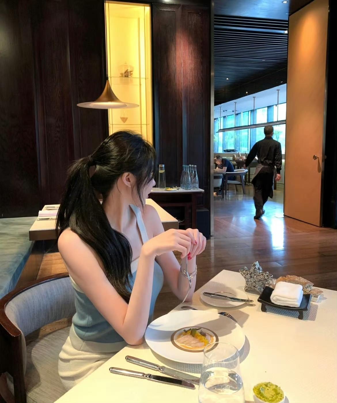 “现在已经很少有人坦坦荡荡说想念了，因为现在”谁认真谁就输，爱得越满，越不被珍惜