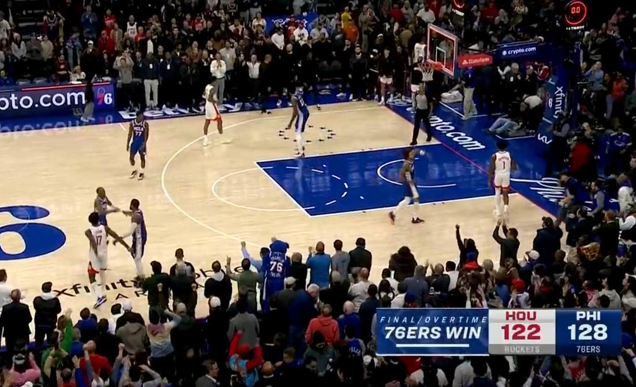 经过加时赛，76人128-122战胜火箭，杜兰特打了44分钟拿到36分1盖帽，火