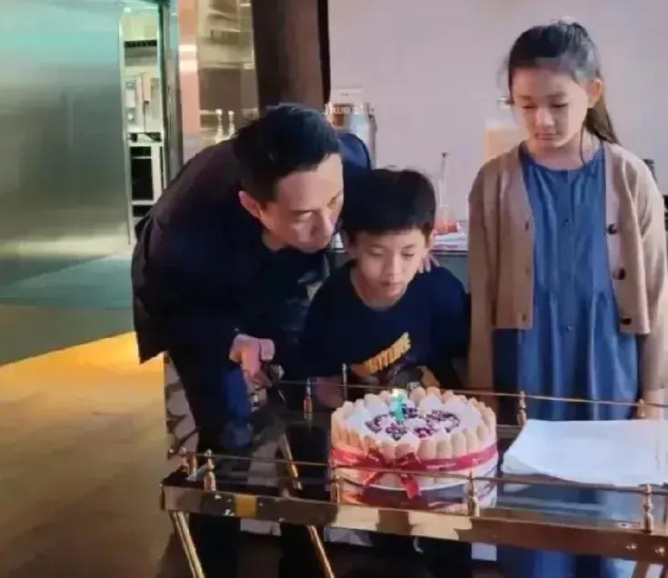 小玥儿长得太像大S了吧？汪小菲偏爱小玥儿，是女儿奴，难道是因为太爱大S了？

小