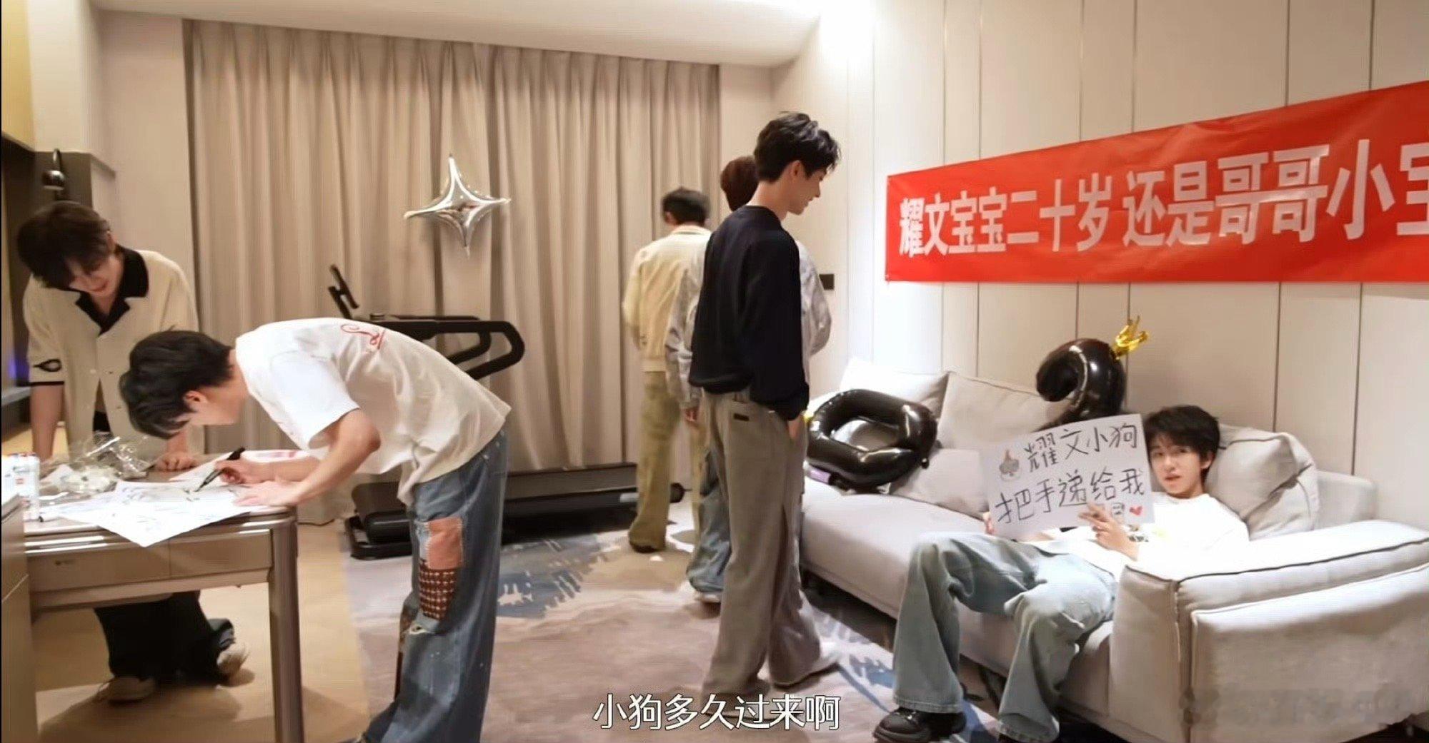 时代少年团成员叫刘耀文小狗时代少年团认证刘耀文狗塑时代少年团认证刘耀文狗塑，可爱