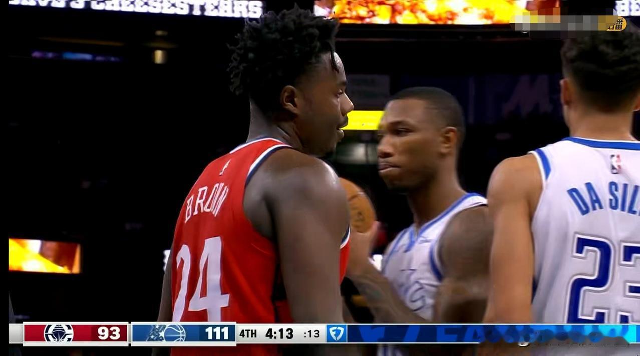 快船小将科比-布朗真是拼劲十足！虽然今天快船在客场以101：129惨败于魔术，但