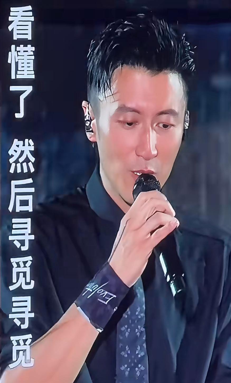 谢霆锋演唱会状态没有刻意煽情没有卖惨，但是好几次抬头都看得出在强忍眼泪，从来都未