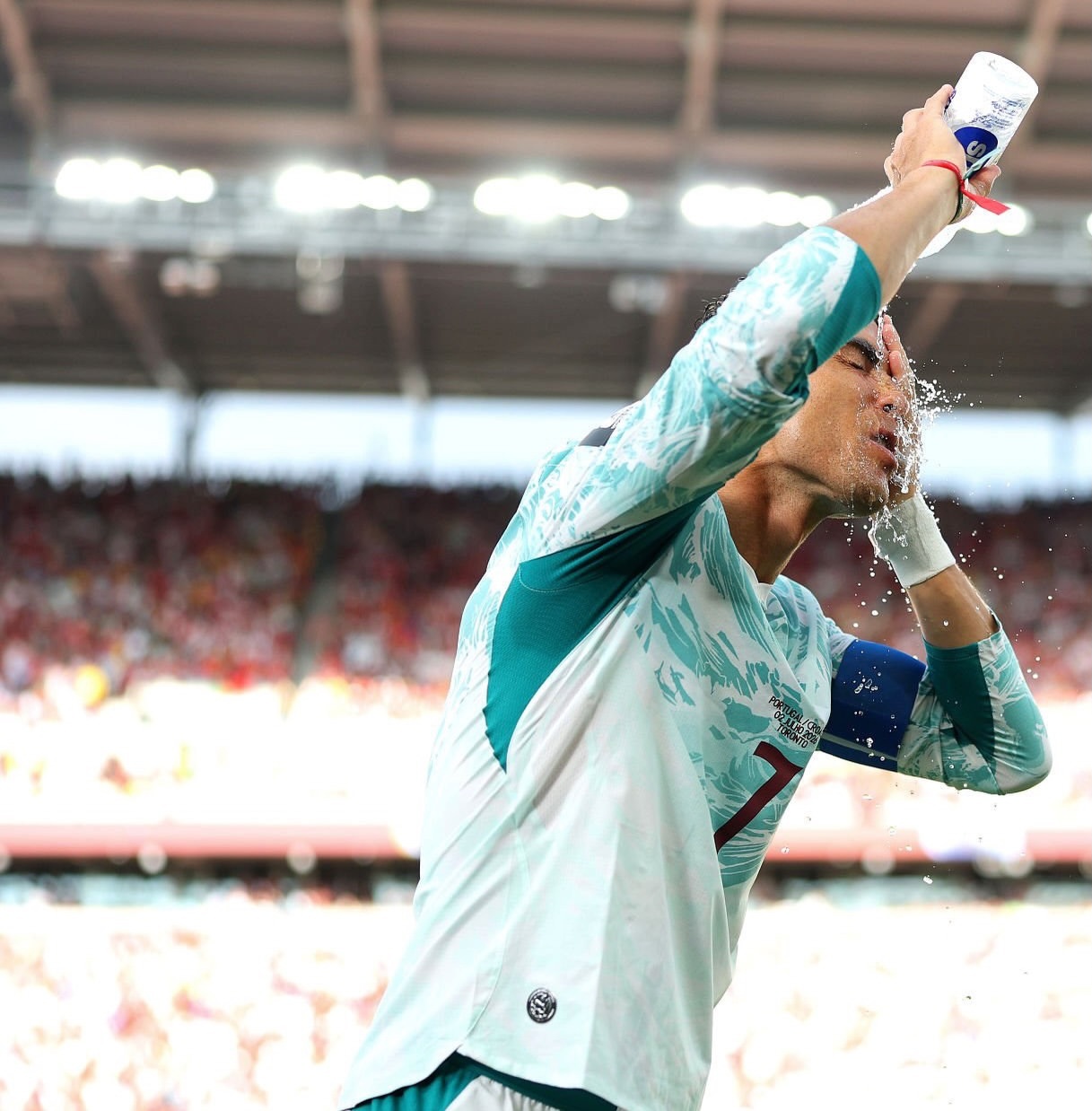 C罗葡萄牙2-1克罗地亚补水时间·人间清补凉客场配色真的很清新c罗点球破门
