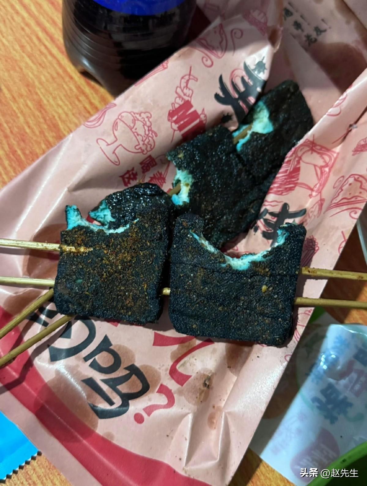 当臭豆腐披上蓝衣！
走过小吃街，倘若在某个摊位上，看到一盘泛着不自然幽蓝光泽的臭