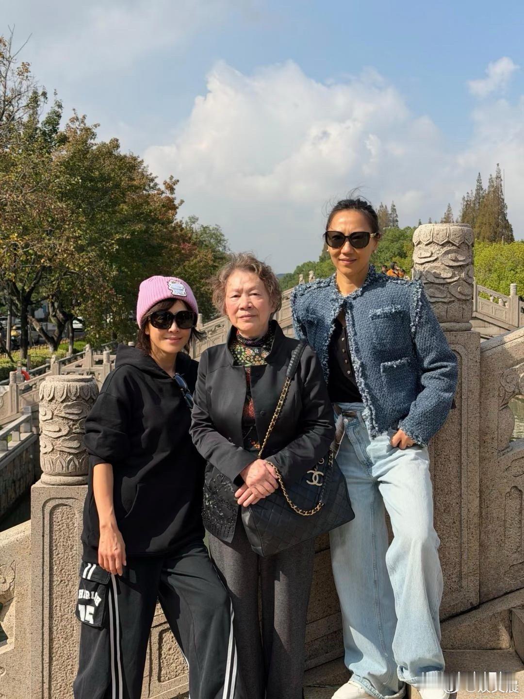 60岁刘嘉玲携妈妈、弟媳回苏州老家，低调现身小餐馆吃馄饨！头戴粉色帽子活力满满，