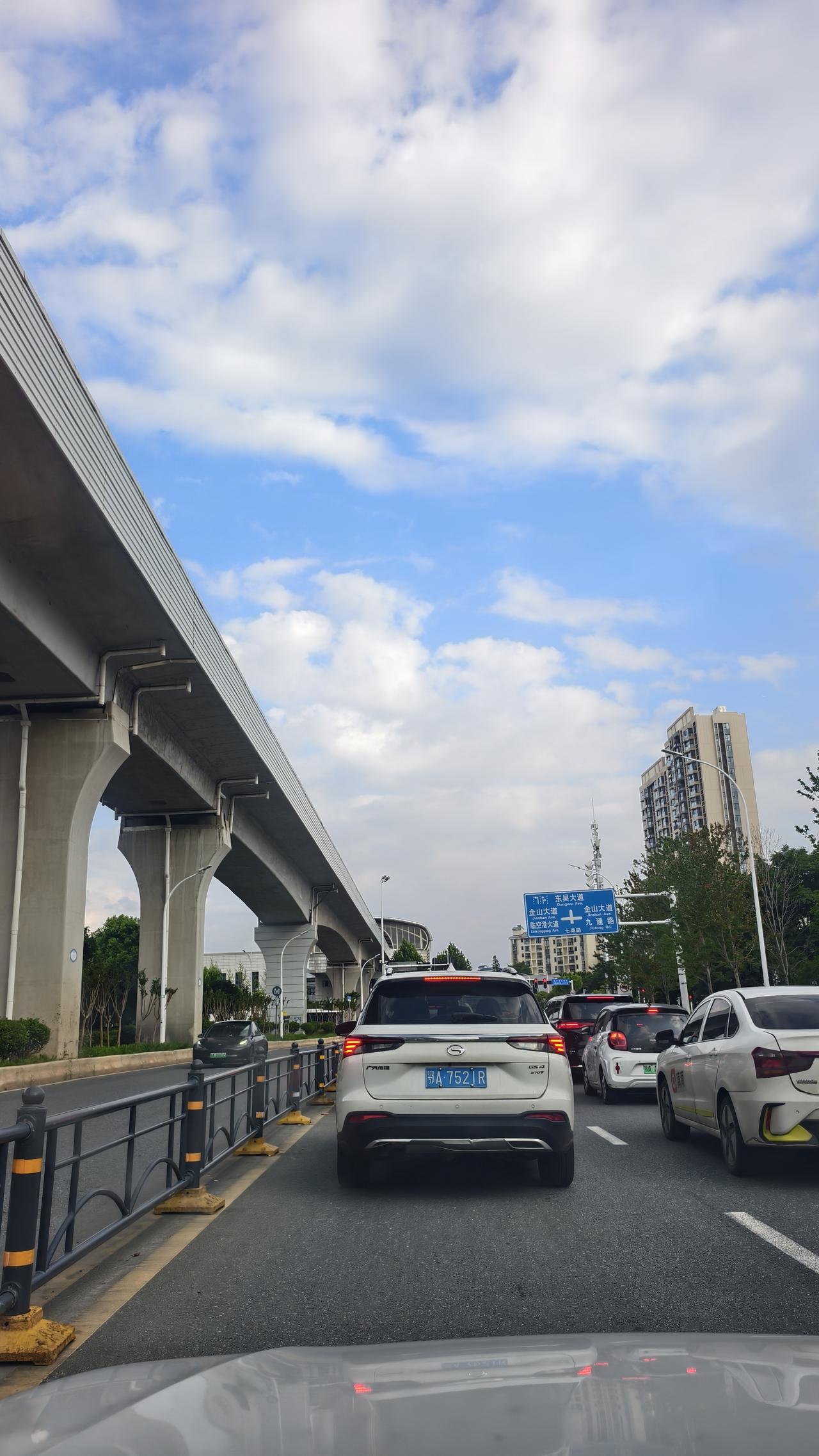 今日的武汉街头分外宁静，天气炎热，人少车少，市民们都很自觉，听劝不出门，整座城市