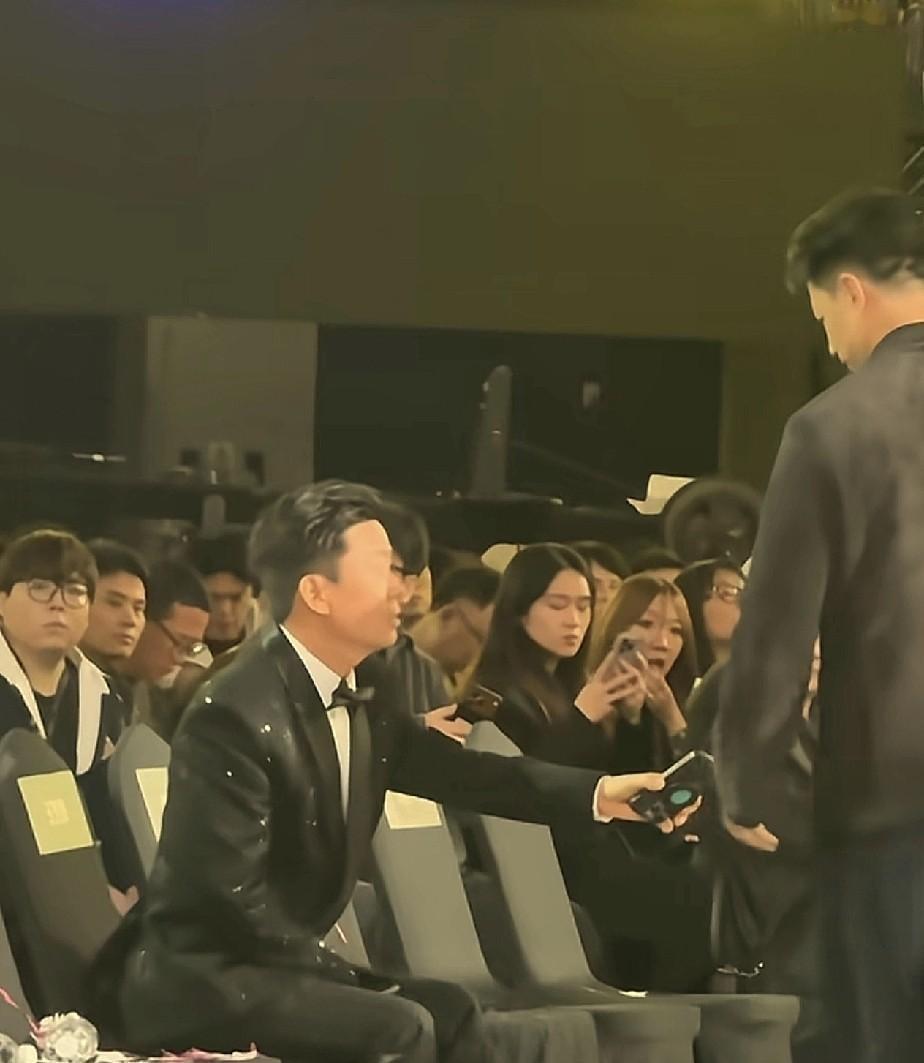 段奕宏伸手调整王宝强领结的那一刻，现场闪光灯都安静了。
19年前在《士兵突击》片