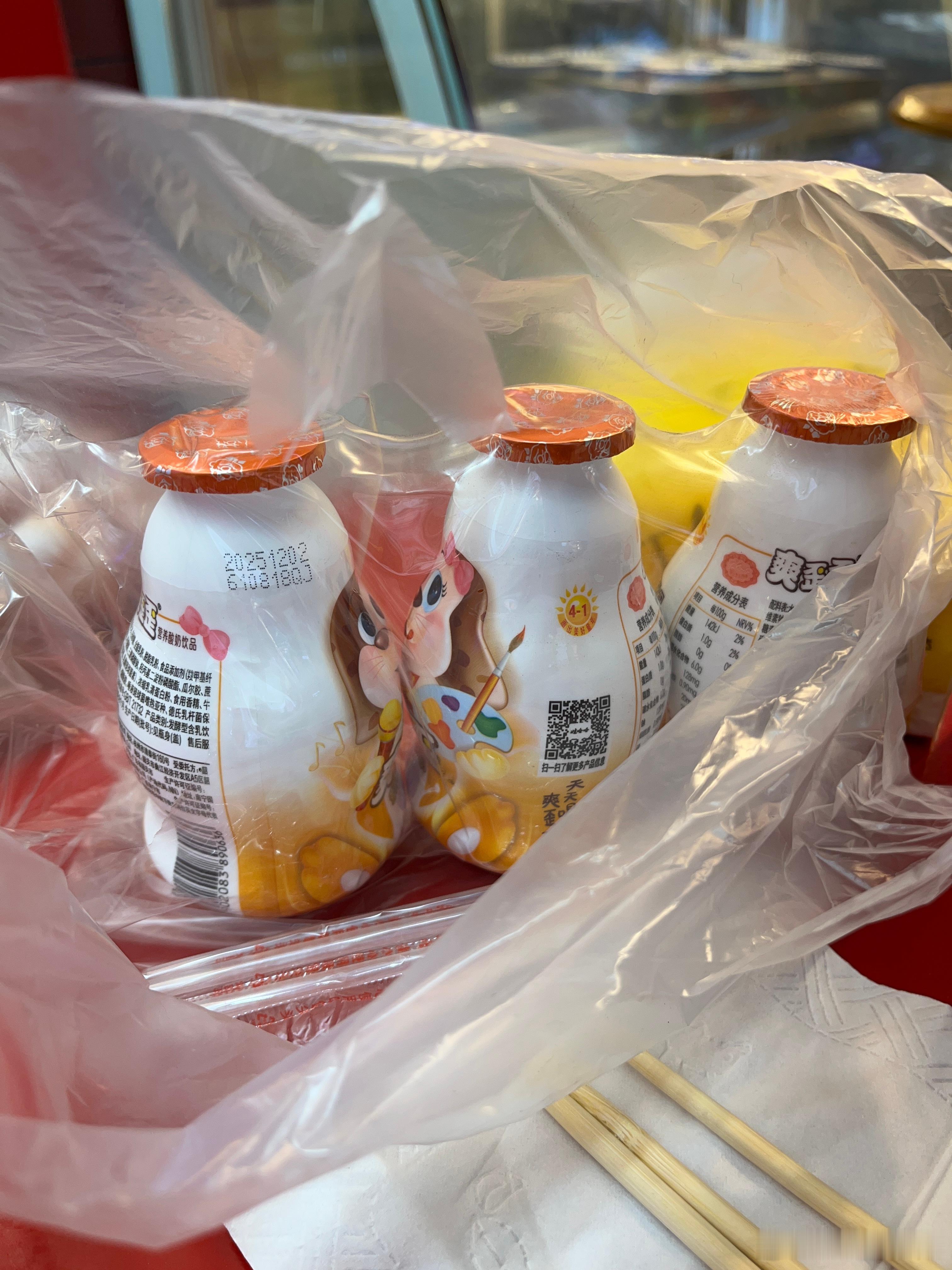 到了，和他爸打完招呼，我们就去逛街，刚到衣服店里，她又说要回来吃爸爸煮的粉。说爸