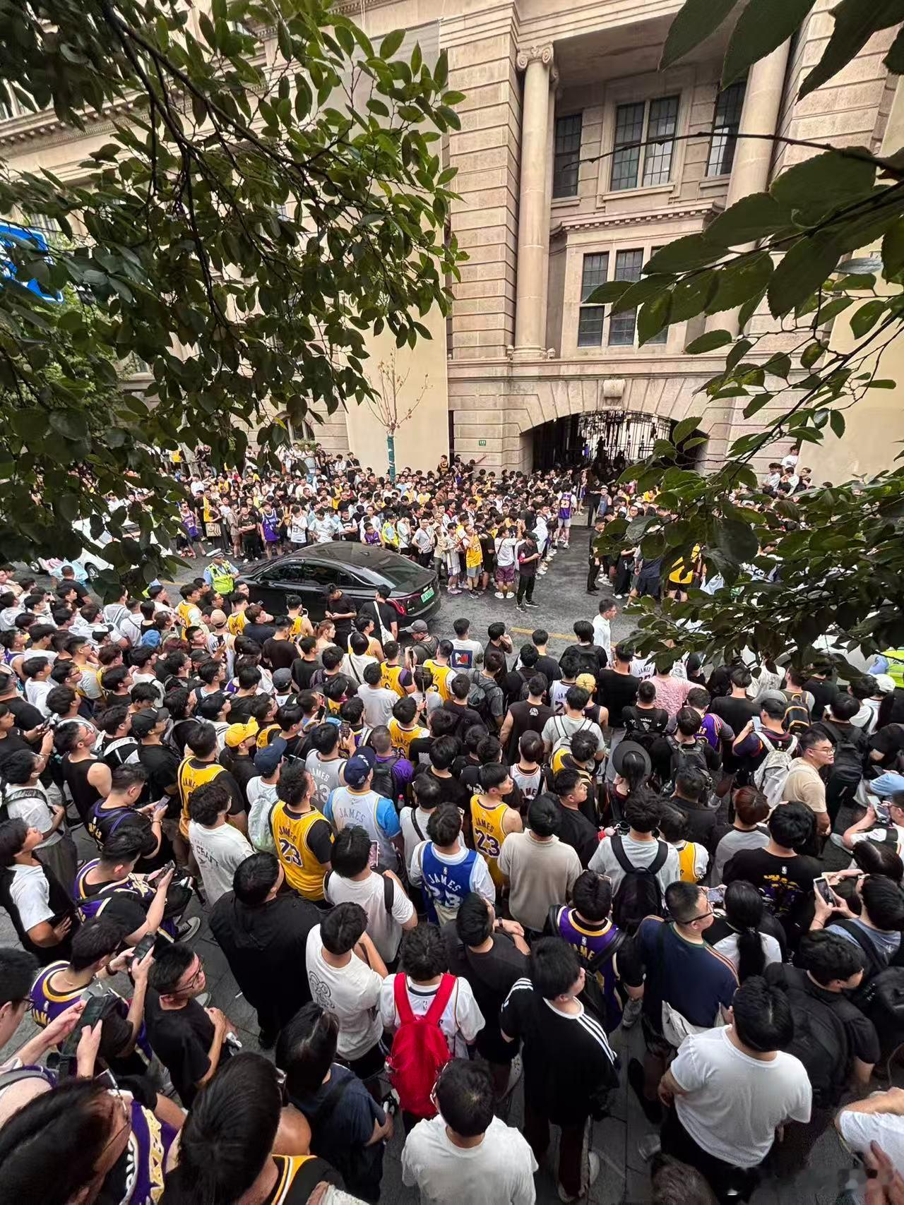 万人空巷再现！詹姆斯中国行外滩活动现场门口已聚集无数球迷 ​​​