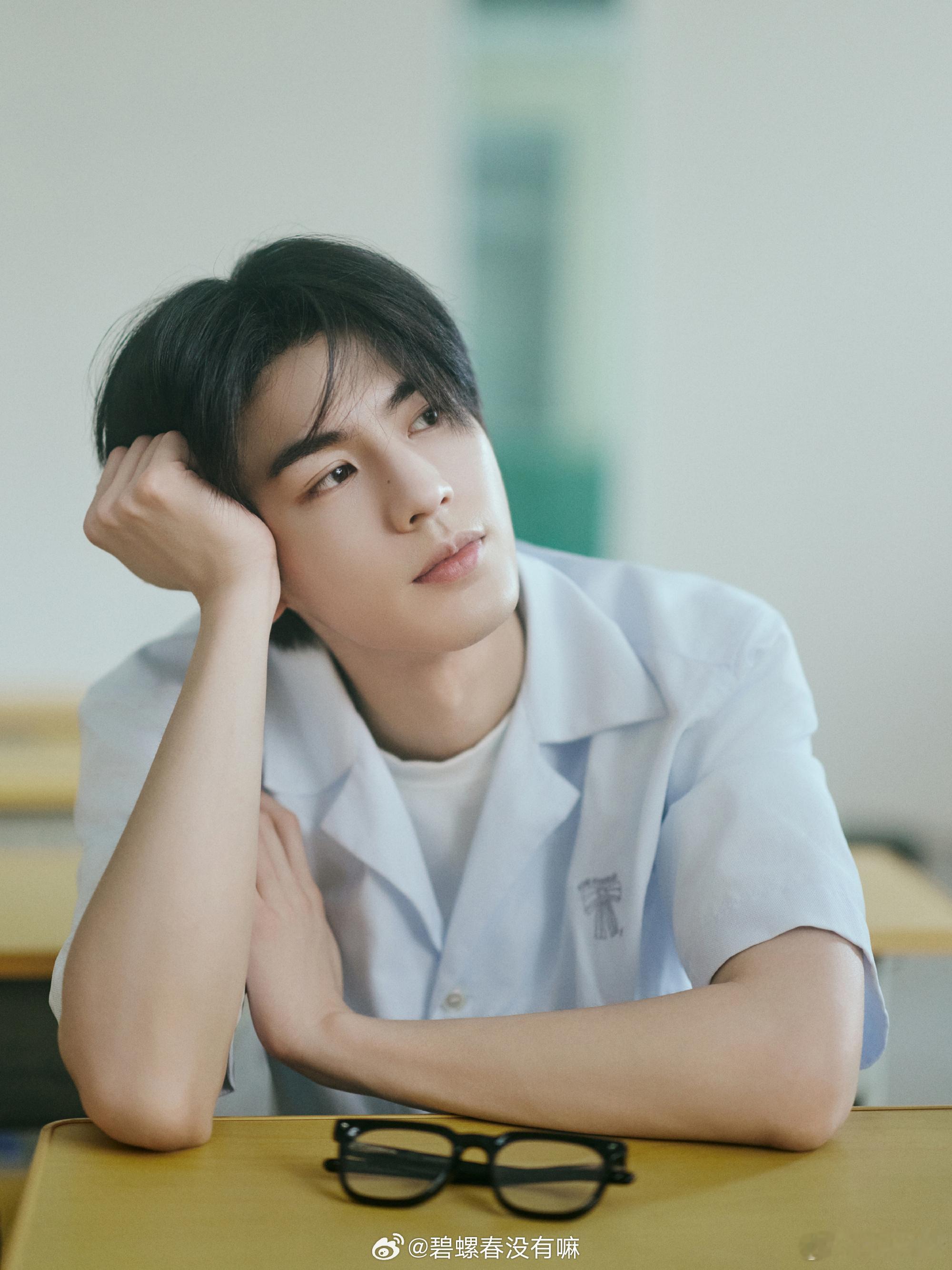 刷到一个视频，作者描绘了在初中时期和一位优秀学长的一次短暂交集，文笔细腻，在她的