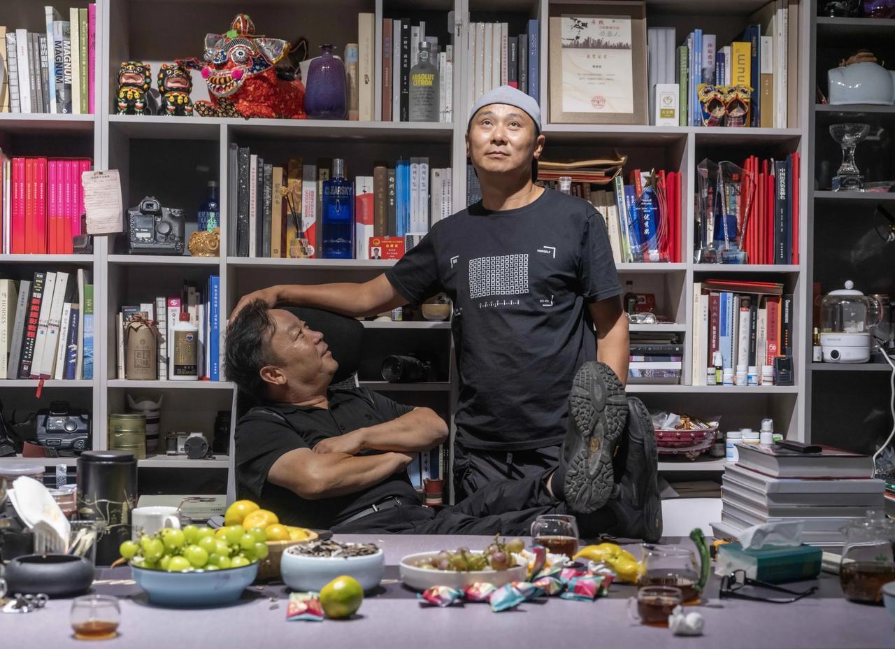 在耿亚伟摄影工作室看片聊天，搔首弄姿摆拍一张照片以作留念。
自从一次创作活动认识