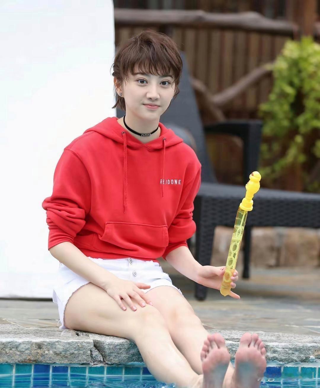这是路人镜头拍下景甜的生图，没有滤镜也没有后期精修，原生状态依旧亮眼，不愧是大家