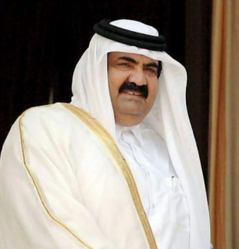 1995年，卡塔尔国王外出度假，王储哈马德趁机将国王踹下王位，顺利登基，反手冻结