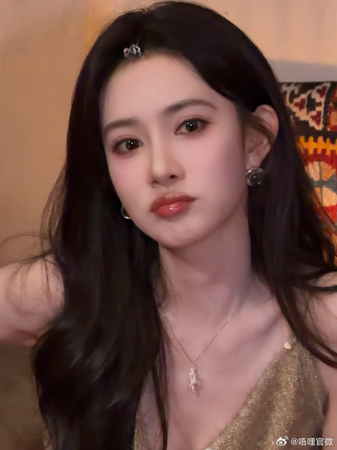 孟子义百变念念孟子义有刘海儿好美萌两种发型两种魅力！有刘海乖巧萌萌的，无刘海精致