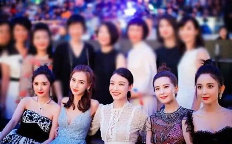 娜扎掉队太严重了！17年还能和倪妮、杨幂坐一排，19年还能和顶流迪丽热巴、朱一龙