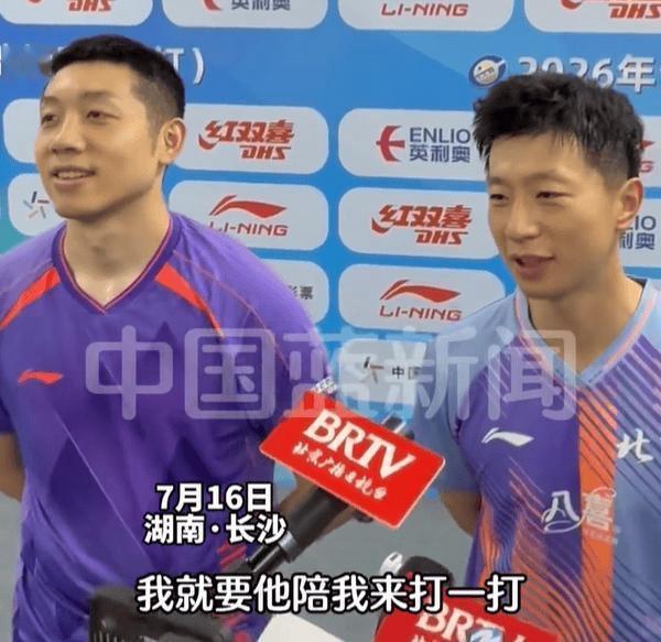 “龙蟒组合”3：0战胜对手进入16强，赢球后接受采访好像在说相声。

许昕说：自