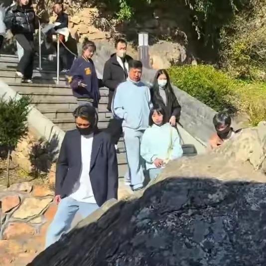 你能想象吗？女演员朱媛媛去世5个月后，10月20日辛柏青竟带着17岁女儿现身辽宁