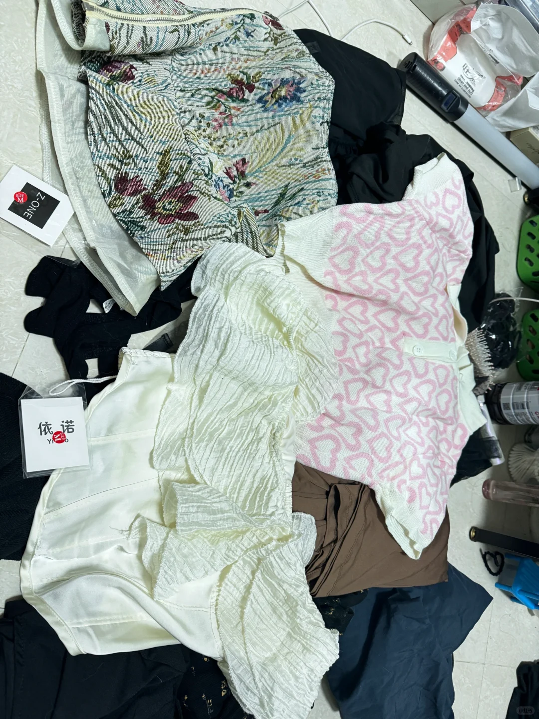 衣服付邮送需要帮助的女孩子