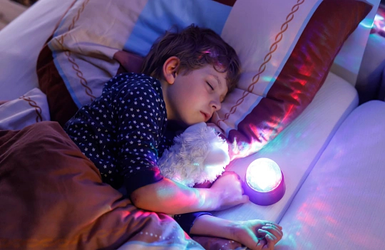 20岁女生长期开灯睡觉胖到200斤长期开灯睡觉会抑制褪黑素分泌，打乱生物钟和代谢