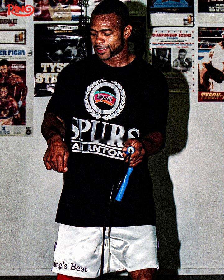 拳坛速递 年少时的小罗伊·琼斯Roy Jones Jr身穿圣安东尼奥马刺队球衣参