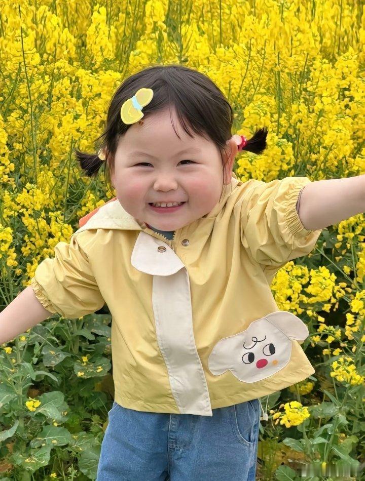 瑶一瑶藏剪刀被安检发现瑶一瑶被翻出来那会儿都不敢说话，她知道自己做错了。可把这事