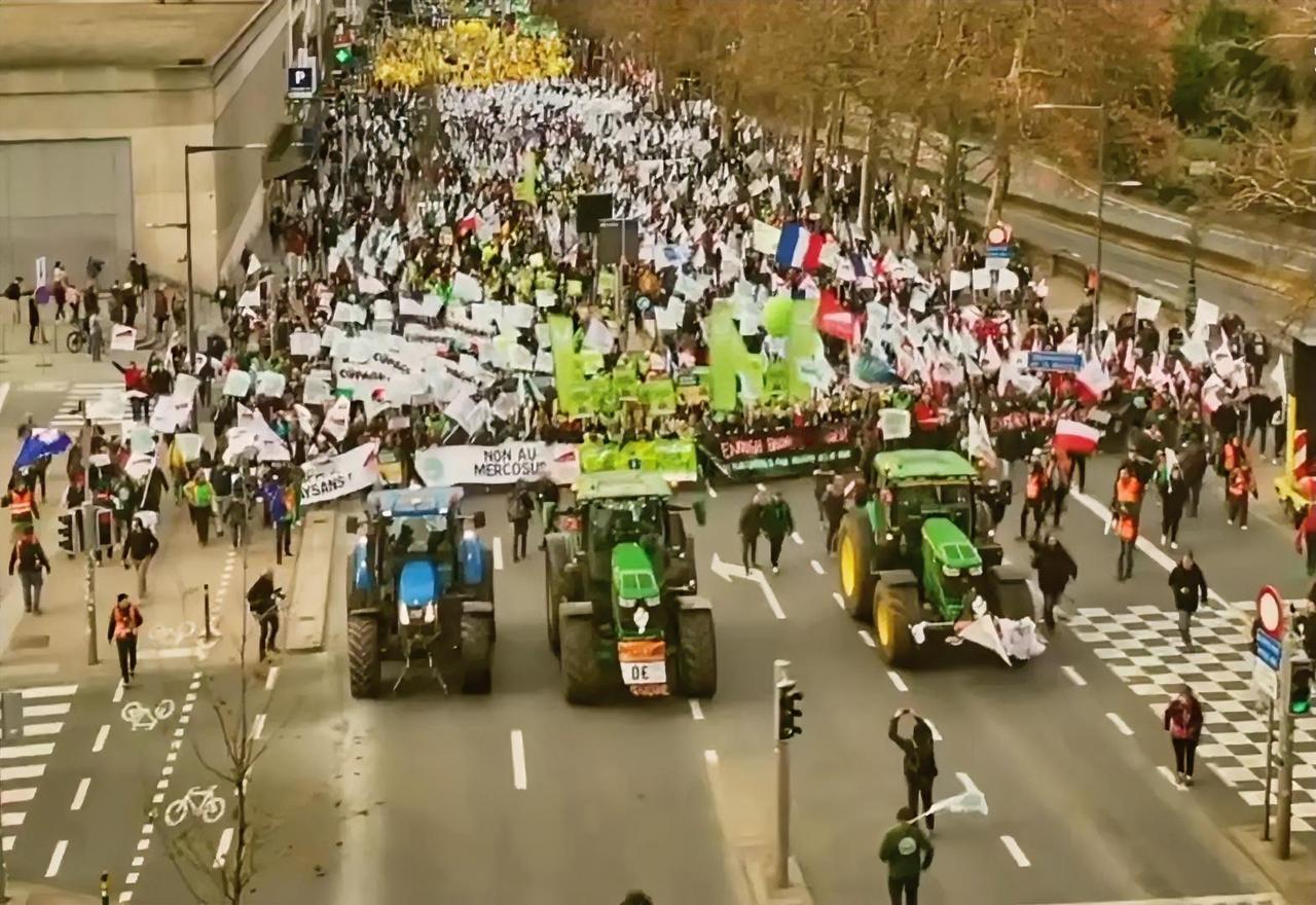 12月18-19日，在“欧盟峰会”召开期间，来自法国、波兰、意大利等欧盟27个成