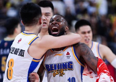 杰曼最后单挑崔永熙这个球太霸道了，虽然两人身高差很多，但崔永熙现在的速度真的跟不