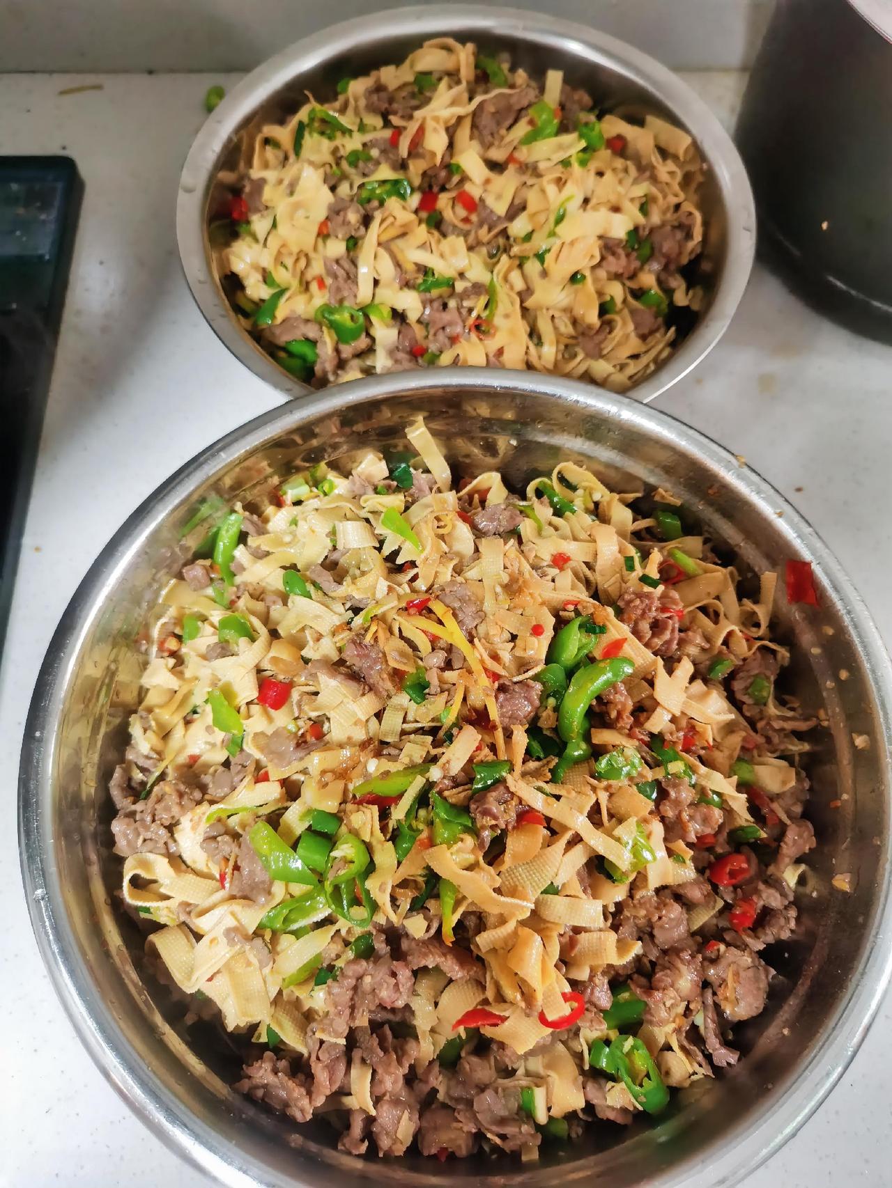 今日食堂家常菜谱：
豆腐丝炒牛肉
猪肉炒有机花菜
炒青菜。

快一年的卑微，让自